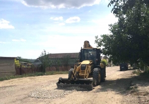 В Чадыр-Лунге освежают покрытие дорог