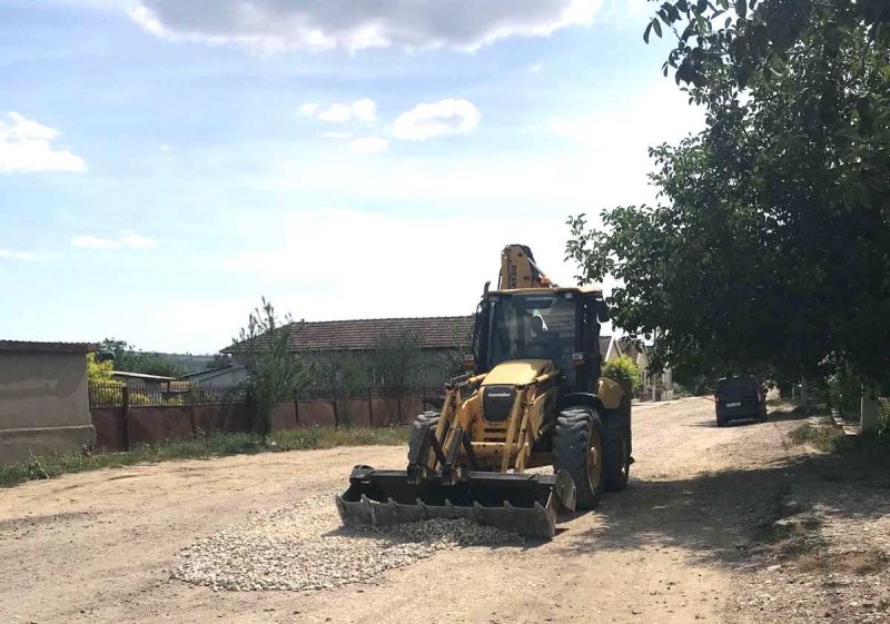 В Чадыр-Лунге освежают покрытие дорог