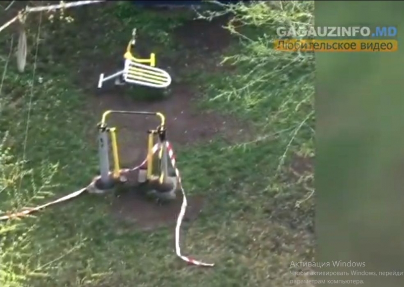 Установлена личность девушки, которая сорвала ленты на опечатанной детской площадке в Комрате