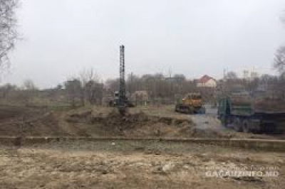 Продолжаются работы по очистке речки Стратан