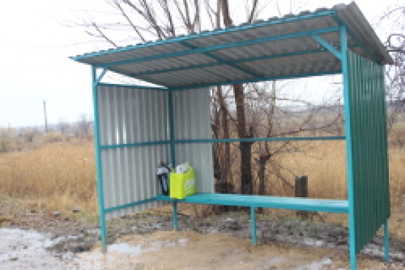 Недавно установленную остановку разбирают по частям