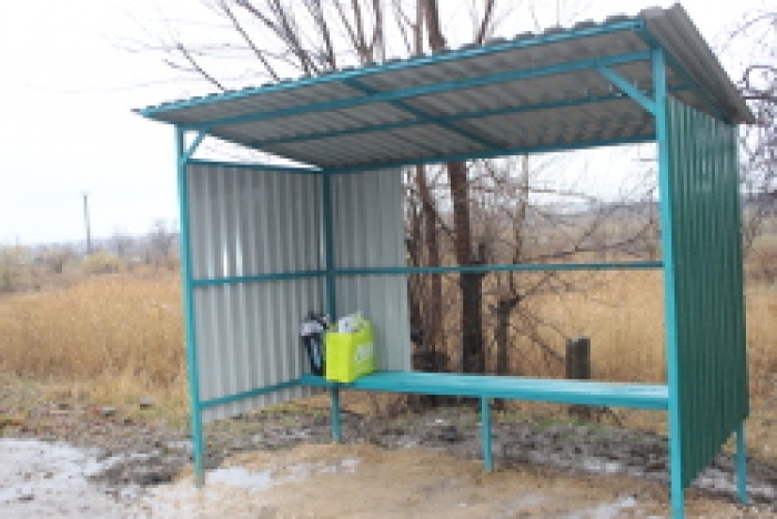 Недавно установленную остановку разбирают по частям