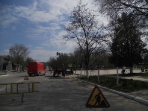 На главной городской улице идёт установка "лежачего полицейского"