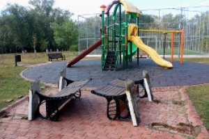 В Чадыр-Лунгском парке вандалы сломали скамейки