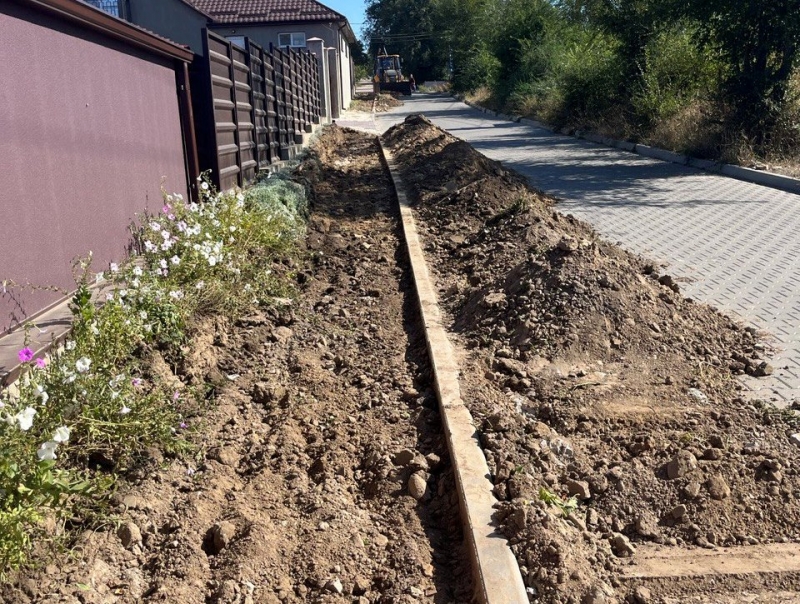 По улице Кирова обустраивают тротуарную дорожку