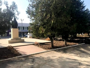 Территорию ЕКЦ благоустраивают