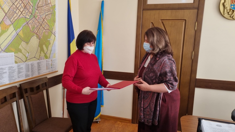 Депутат парламента вручила директору чадыр-лунгского музея почетный диплом