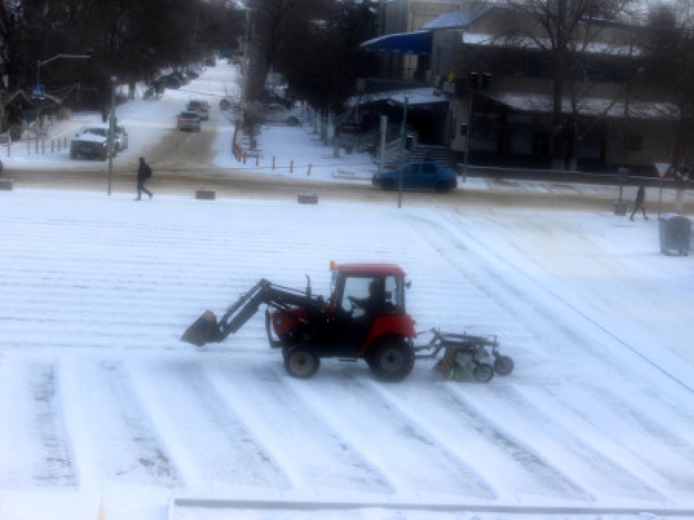 В Чадыр-Лунге оперативно расчищают дороги от снега