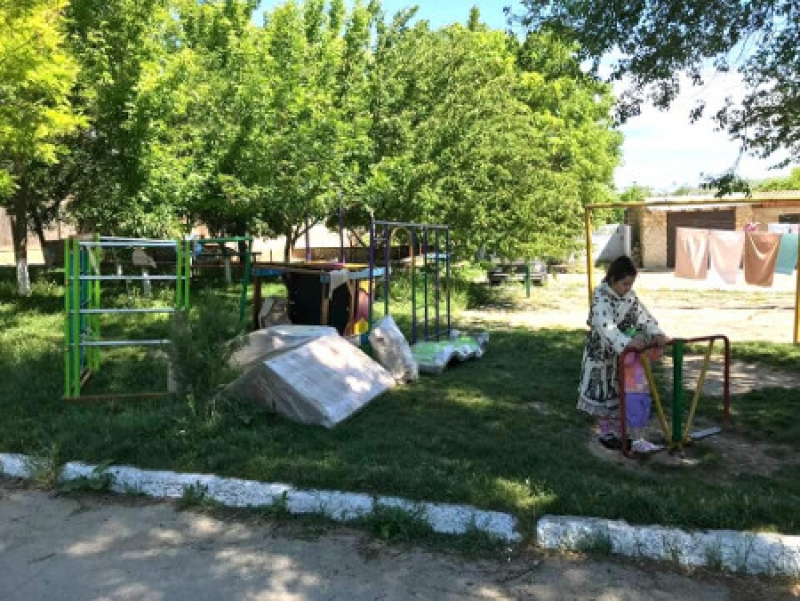 Во дворах победителей конкурса "Самый благоустроенный двор" устанавливают детские площадки