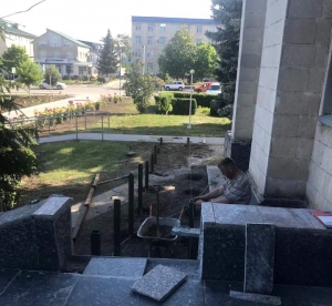 К зданию примарии Чадыр-Лунги подводят новый пандус