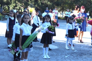 Праздничная линейка в теоретическом лицее №2 (ВИДЕО)