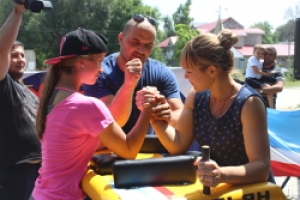 В соревнованиях по армрестлингу в Чадыр-Лунге участвовали, как мужчины, так и женщины