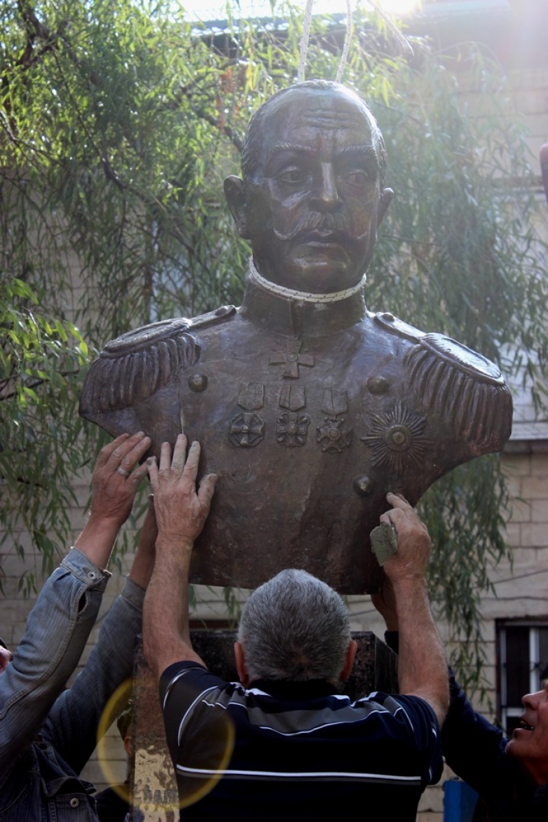 В Чадыр-Лунге установили памятник российскому ученому-этнографу Валентину Мошкову