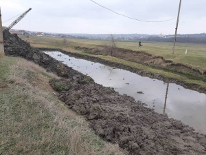 Идут работы по очистке русла реки Лунга и канала Желябова