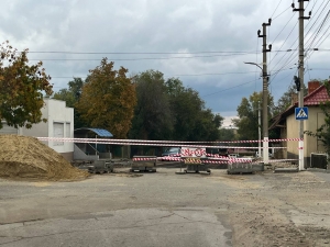 В микрорайоне &laquo;Мясокомбинат&raquo; ремонтируют дорогу и тротуары