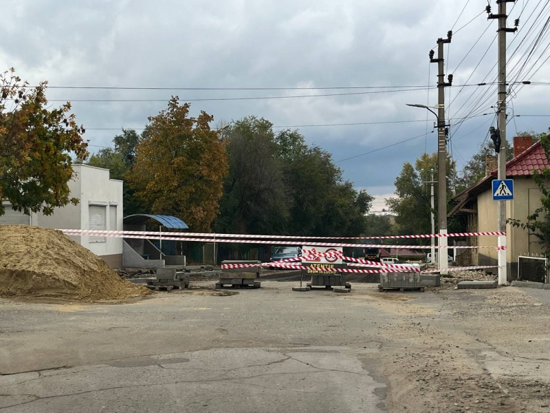 В микрорайоне &laquo;Мясокомбинат&raquo; ремонтируют дорогу и тротуары