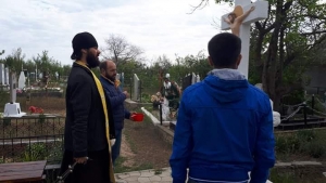 В Чадыр-Лунге на Радоницу священник обошел все кладбища города